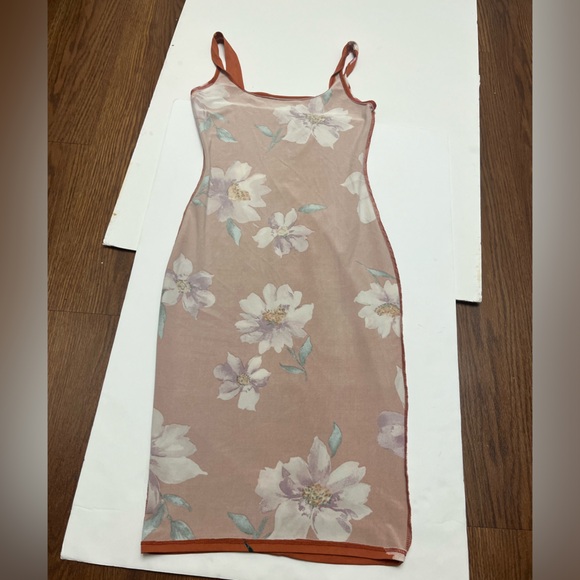 โฅ๏ธ FREE with any purchase ๐๐ฝ Iris โ๏ธ๐โ๏ธ gorgeous floral bodycon midi dress - Picture 11 of 13